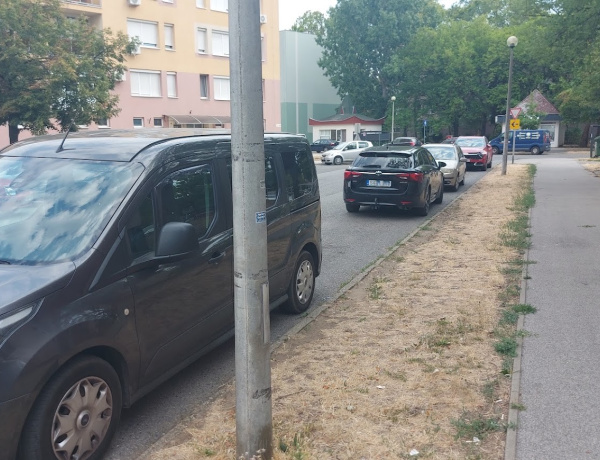 Rendszeresen tilosban parkolnak a Stadion utcában – Ellenőrzésekre számíthatnak az autósok