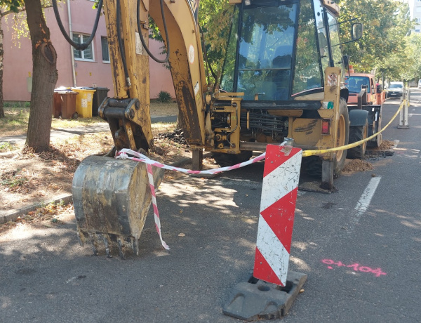 Rossz helyen parkoló autók akadályozzák a munkát a Schmidt Mihály utcában