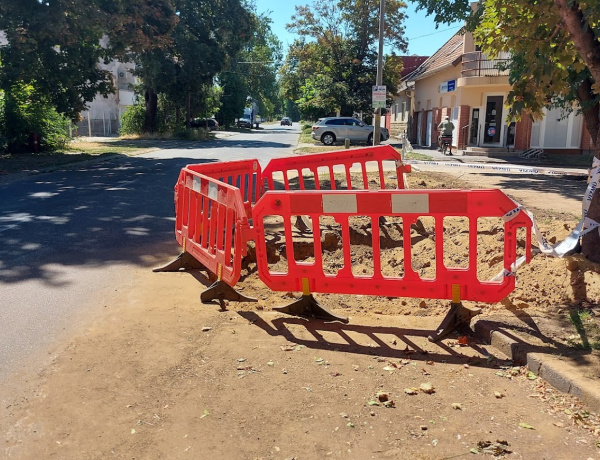 Csőtörés utáni helyreállításon dolgoznak az Ady Endre utcában