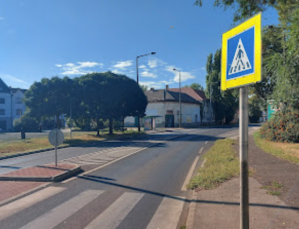 Szerdára virradóra több KRESZ-táblát is megrongáltak a Hatzel téren