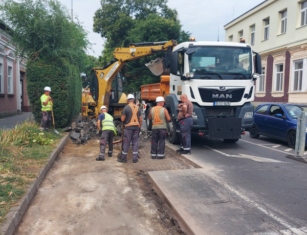 Megszüntetik a burkolatsüllyedést a Szent István utcában