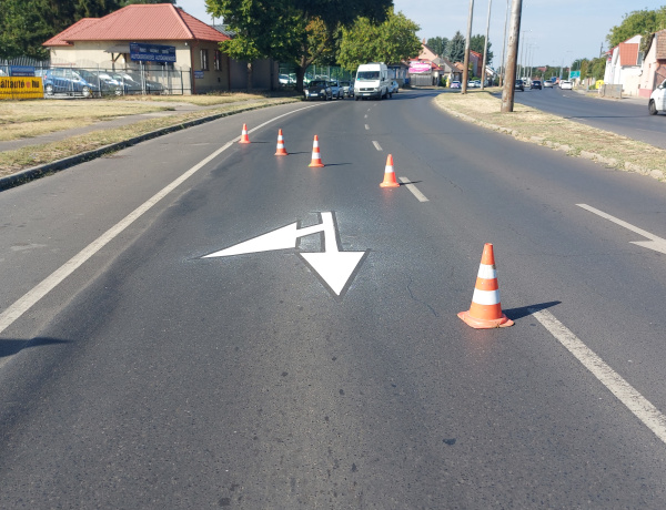 Útburkolati jeleket festenek a 4-es főúton