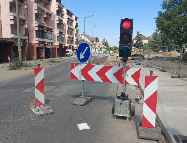 Jelzőlámpa irányítja a forgalmat a Vasvári Pál utcán