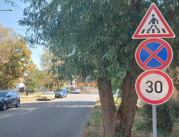 Új sebességkorlátozó táblákat helyeztek ki a Sarkantyú utca egy szakaszán