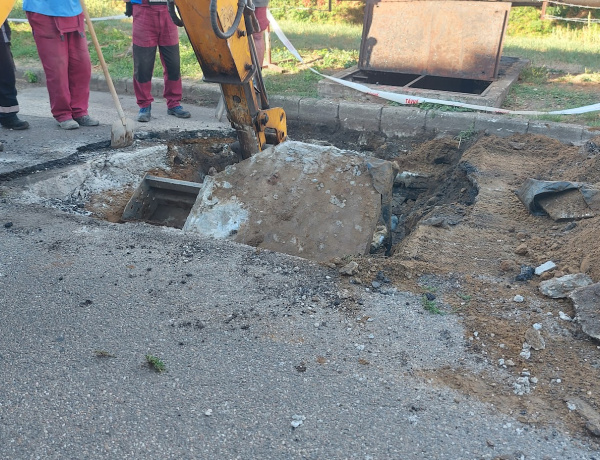 Csőtörés történt a Toldi utcán csütörtökön