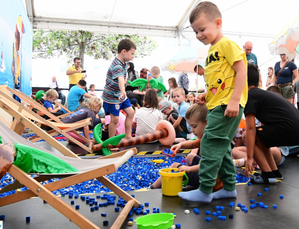 Megtelt játékkal Nyíregyháza belvárosa - Sokszínű programokkal várta a látogatókat a LEGO Játékváros