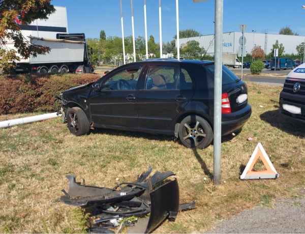 Nyerges vontató és személyautó ütközött a László utcában