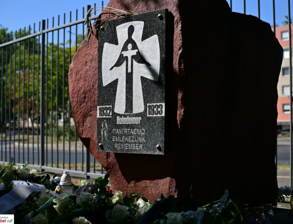 Koszorúzással emlékeztek a Holodomor áldozataira Nyíregyházán