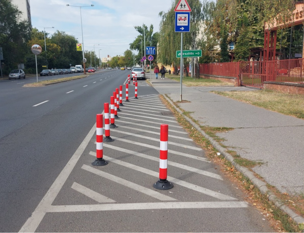 Fényvisszaverő oszlopokat helyeztek el az Apáczai iskola és a tűzoltóság előtt