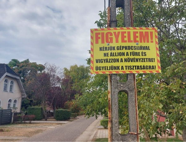 Figyelemfelhívó táblát helyeztek el a Bencs László utcában