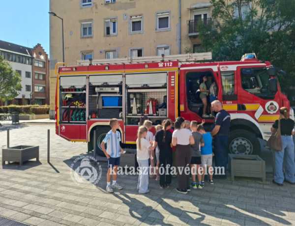 Tűzoltóautó, szerencsekerék és hasznos tudás – A tűzoltók is várták a családokat a Biztonság Hetén
