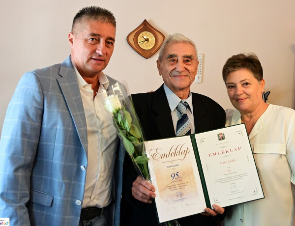 95. születésnap – Ezúttal Szabó László vette át Nyíregyháza város önkormányzatának emléklapját