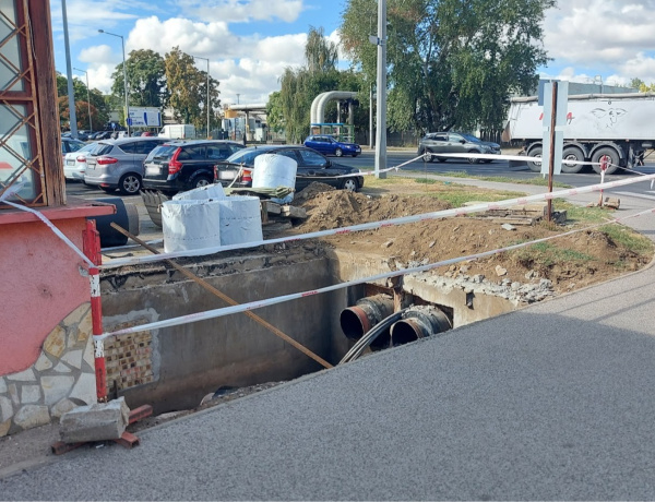 Távhővezetéket cserélnek a Vörösmarty térnél