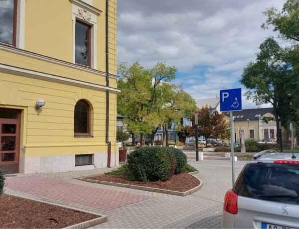 Új mozgáskorlátozott-parkolóhelyet alakítottak ki a Bessenyei téren