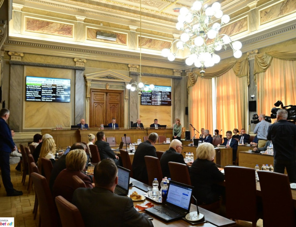 Jégpálya, támogatások és esélyegyenlőség a városi közgyűlésen
