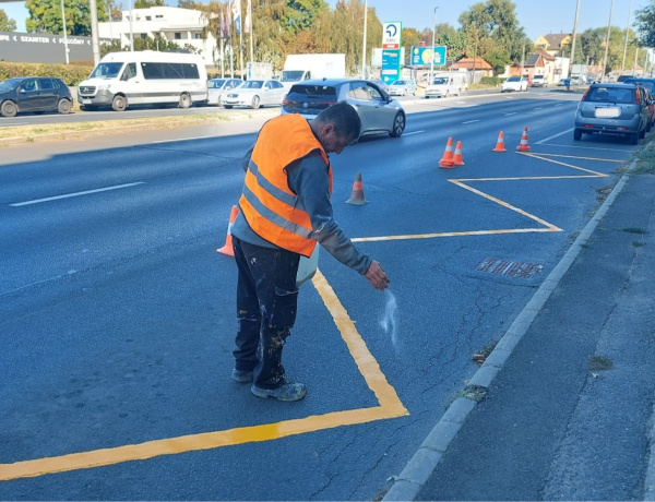 Útburkolati jeleket festettek a 4-es számú főút több szakaszán