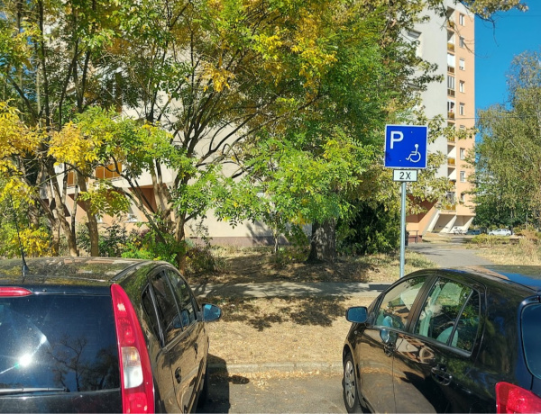Új mozgáskorlátozott parkolók a Vasvári Pál utcán