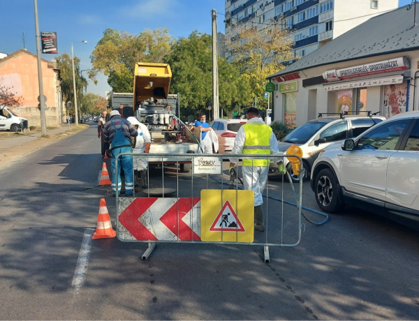 A szennyvíz vezetékek korszerűsítését végzik a szakemberek a Kossuth utcán