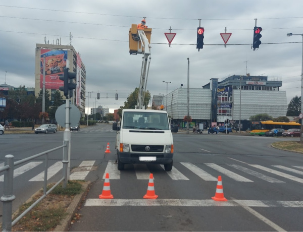 Emelőkosárból javítják és tisztítják a lámpákat a Magyar Közút szakemberei