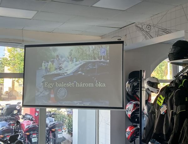 Közlekedésbiztonsági előadást tartottak egy nyíregyházi motorszalonban a hétvégén