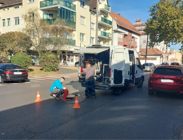 Egy zárt rendszerű szennyvízvezeték-hálózat átjárhatóságát ellenőrzik a Kossuth utcán