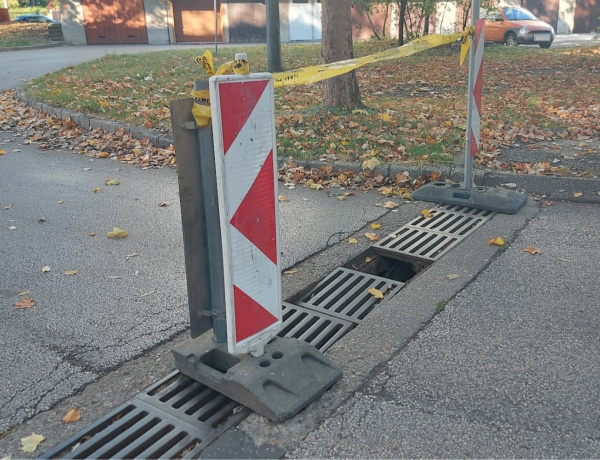 Megrongálódott egy csapadékelvezető csatorna rácsa a Szántó Kovács János utcán
