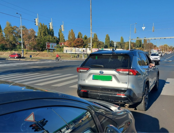 Ráfutásos baleset történt a Hunyadi utcában