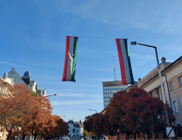 Nemzeti színű zászlókkal díszítették fel Nyíregyházát