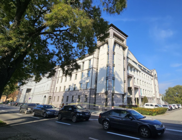 A teherautóba kapaszkodó sértettel együtt indult el a bántalmazó