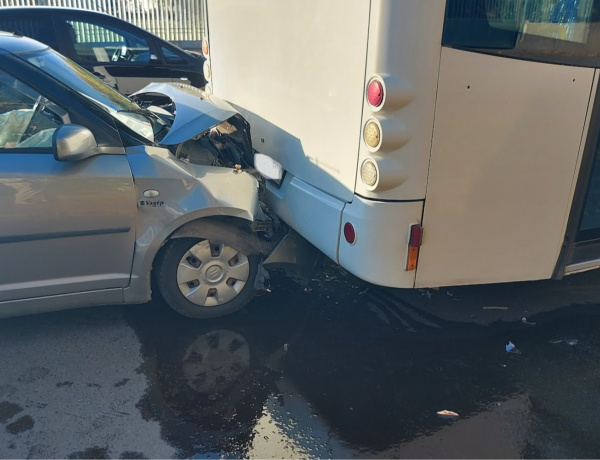 Autóbusz hátuljának ütközött egy személyautó a Sóstói úton