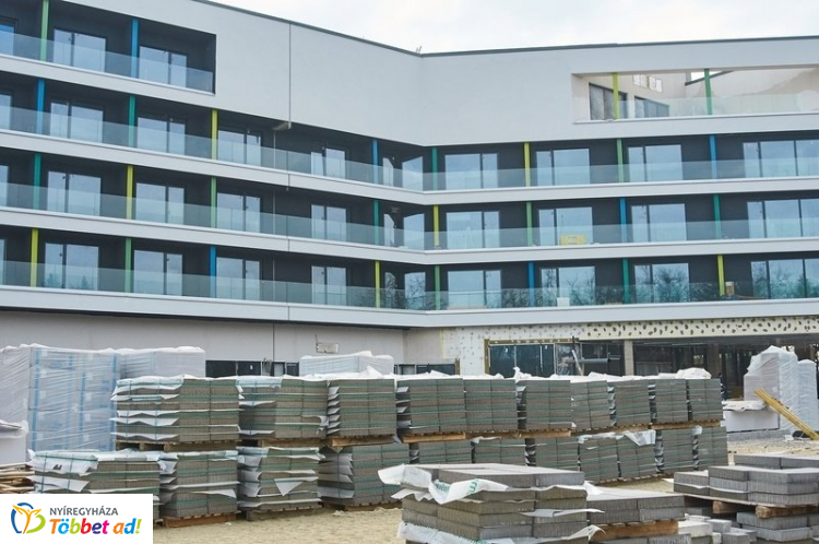 Négycsillagos szálloda – Készül a külső térburkolat, zajlanak a belsőépítészeti munkák
