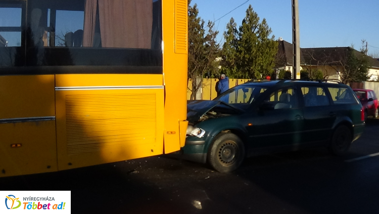 Álló autóbusznak ütközött egy személygépkocsi a Kemecsei úton