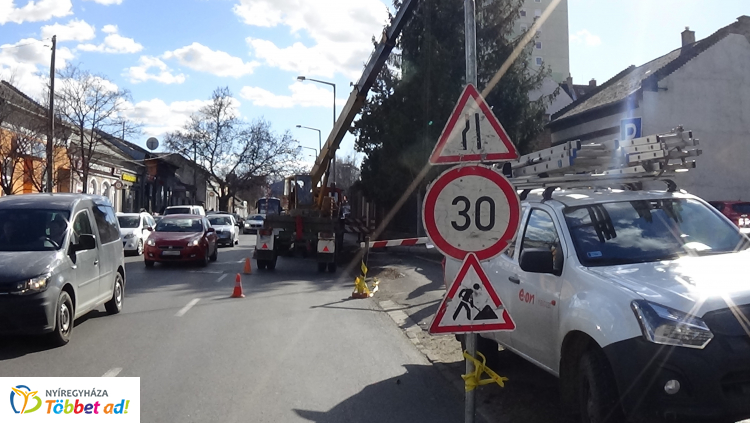 Forgalomkorlátozás – Villanyoszlopokat cserélnek az E.ON munkatársai a Kossuth utcán