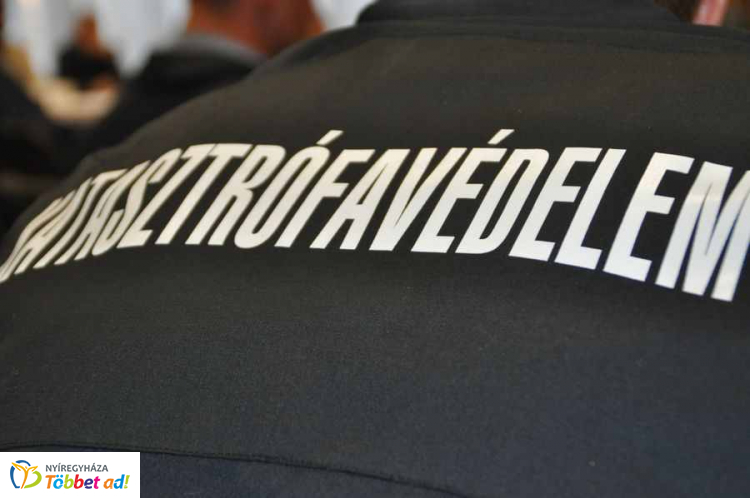 Hűtőszekrények égtek egy Tüzér utcai üres telken, személyi sérülés nem történt