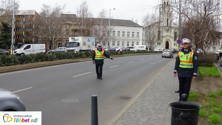 Virággal köszöntötték a szabályosan közlekedő hölgyeket a nyíregyházi rendőrök