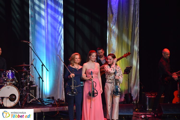 Teltház előtt lépett színpadra a Princess szombaton a Váci Mihály Kulturális Központban