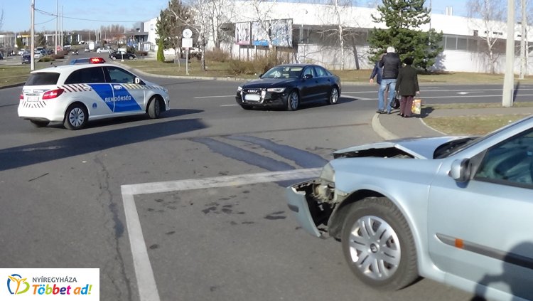 Forgalmas bevásárlóközpont parkolójában történt baleset a Pazonyi úton