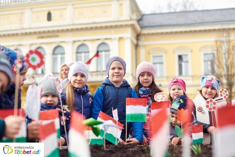 Zászlókkal és kokárdákkal érkeztek az óvodások Nyíregyháza főterére