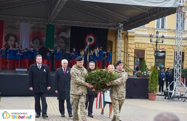 Koszorúzás zárta az ünnepi megemlékezést Nyíregyházán, a Kossuth téren