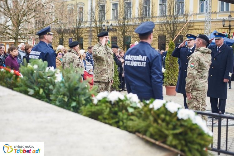 Koszorúzás zárta az ünnepi megemlékezést Nyíregyházán, a Kossuth téren