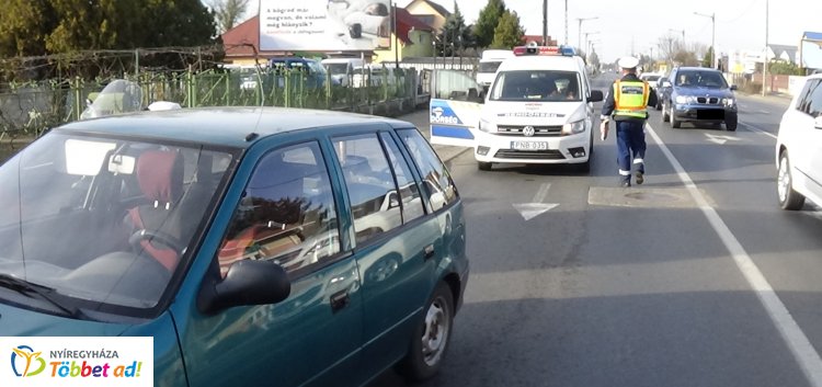 Vélhetően szabálytalan sávváltásból adódó baleset történt a csomópontban 