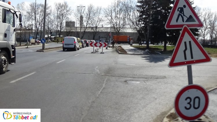Várhatóan csütörtök reggelre megszűnik a forgalmi akadály a kereszteződésben