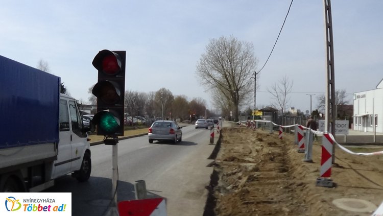 Jelzőlámpás irányítás - Hosszabb menetidővel számoljanak a Tünde utcán közlekedők!