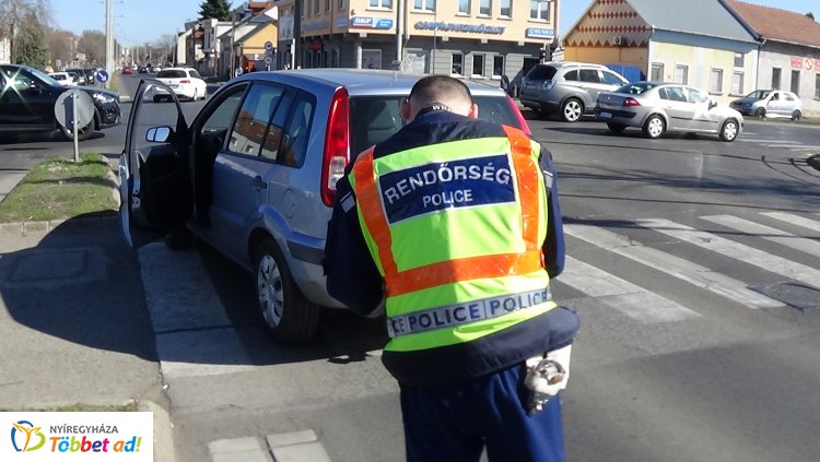 A Szegfű utcán történt baleset, szabálytalan kanyarodás okozta a karambolt