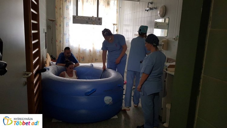 Élőben közvetítették a medencés szülést a nyíregyházi Jósa András Oktatókórházból