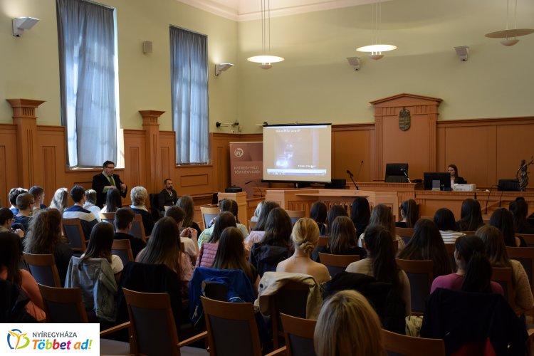Térfigyelő kamera által rögzített felvételt nézhettek a diákok a tárgyaláson