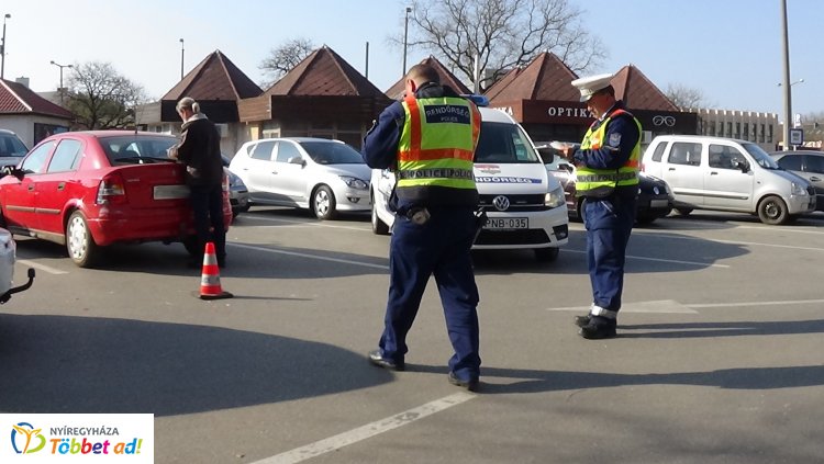 Figyelmetlenül tolató sofőr okozott balesetet a Búza téri parkolóban, jelentős a kár