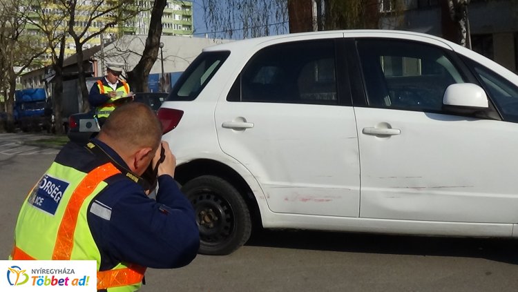 Figyelmetlenül tolató sofőr okozott balesetet a Búza téri parkolóban, jelentős a kár