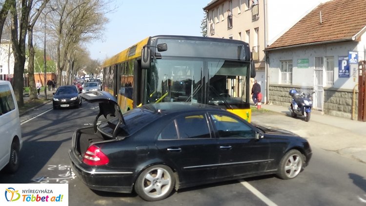 Autóbusszal ütközött – Négy sérültje van a Bocskai utcában történt balesetnek