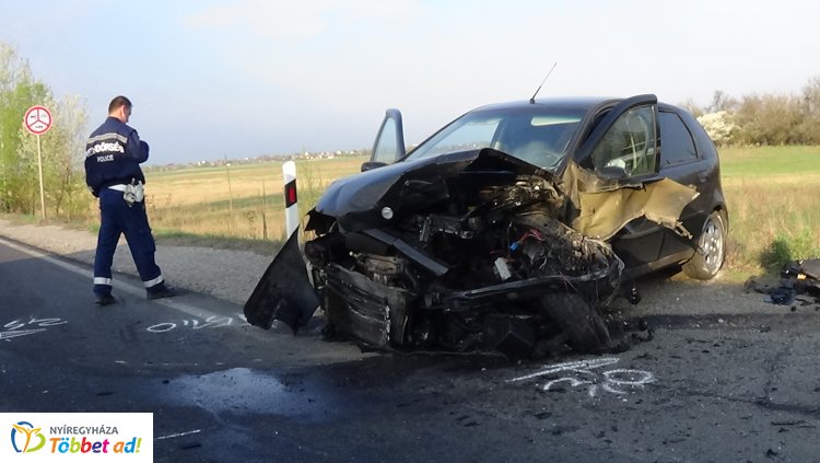 Frontálisan ütközött két jármű Újfehértónál – Hatan megsérültek
